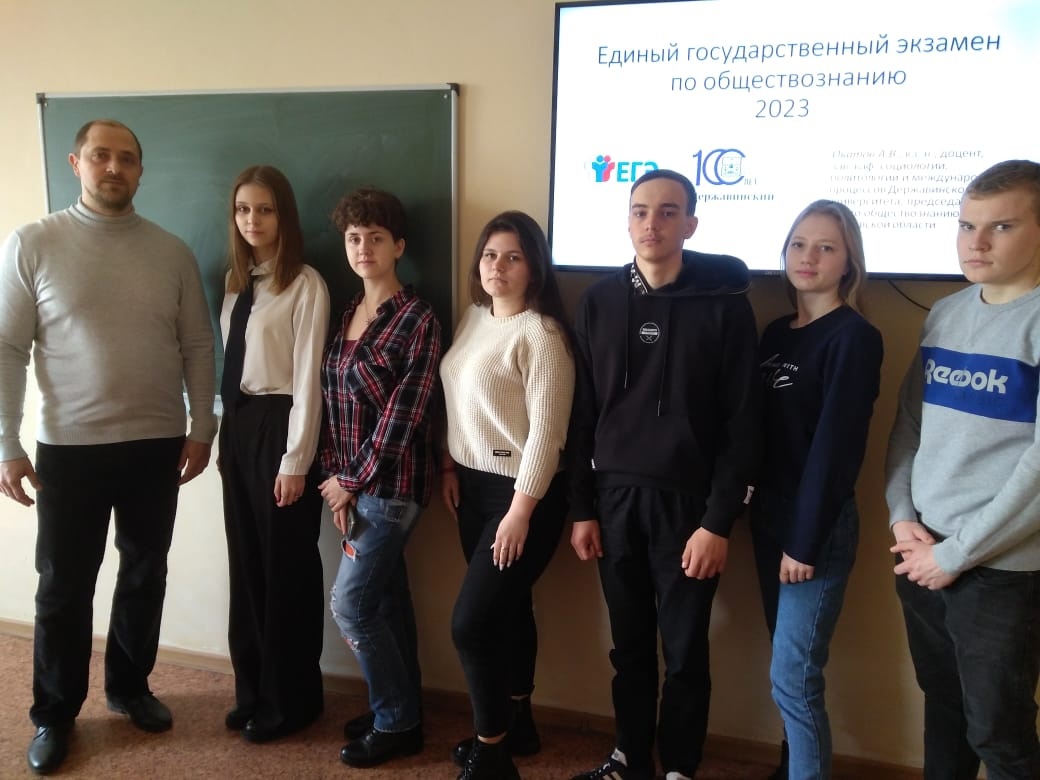 Изображение новости: Державинский проводит занятия для старшеклассников по программе сетевого взаимодействия со школами